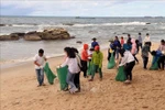 People collect plastic waste at Dinh Cau beach, Phu Quoc district, Kien Giang. (Photo: VNA)