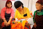 Midwives help people gradually abandon bad customs and access health care for mothers and children during pregnancy and childbirth. (Photo: VNA)