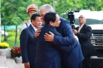 Prime Minister Pham Minh Chinh (L) welcomes First Secretary of the Communist Party of Cuba (CPC) Central Committee and President of Cuba Miguel Díaz-Canel Bermúdez. (Photo: VNA)