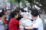 Elderly citizens have their blood pressure checked (Photo: VNA)