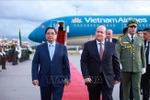 Algerian Prime Minister Sifi Ghrieb (right, front) hosts a welcoming ceremony for Prime Minister Pham Minh Chinh and his entourage (Photo: VNA)