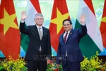 Prime Minister Pham Minh Chinh (R) welcomes Speaker of the Hungarian National Assembly Kover Laszlo in Hanoi on October 20. (Photo: VNA)