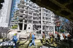 A building damaged after an attack in Ramat Gan city of Israel. (Photo: XINHUA/VNA) 