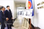 Vietnamese Ambassador to Laos Nguyen Minh Tam (R) and Thongly Sisoulith, member of the Lao Party Central Committee and Secretary of the Central Committee of the Lao People’s Revolutionary Youth Union at a photo exhibition held as part of the ceremony marking he 95th anniversary of the Ho Chi Minh Communist Youth Union in Vientiane on March 25. (Photo: VNA)