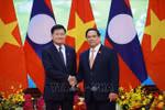 Prime Minister Pham Minh Chinh (R) and Party General Secretary and President of Laos Thongloun Sisoulith in Hanoi on October 24 (Photo: VNA)