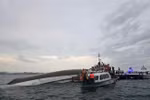 Forces approach the shipwreck area to conduct rescue operation. (Photo: VNA)
