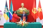 Politburo member and Permanent member of the Communist Party of Vietnam (CPV) Central Committee’s Secretariat Tran Cam Tu (right) and First Deputy Secretary General of South Africa’s African National Congress (ANC) Nomvula Mokonyane sign the MoU on cooperation between the two Parties on May 19. (Photo: VNA)