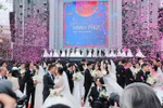 A mass wedding ceremony for 80 couples at the Vietnam Happy Fest 2025, which opened in Hanoi on December 6. (Photo: VNA)
