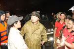 Deputy Prime Minister Tran Hong Ha visits residents affected by flooding on Chi Lang street in Phu Xuan ward, Hue city, on the evening of October 28. (Photo: VNA)