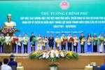 Prime Minister Pham Minh Chinh presents flowers to outstanding young people. (Photo: VNA)