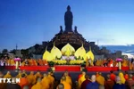 A view of the sacred ceremony to enshrine the sacred Śarīra of Shakyamuni Buddha and pray for world peace at the Ba Den Mountain National Tourist Site. (Photo: VNA).
