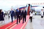 The welcome ceremony for Chairman of the State Duma of the Federal Assembly of the Russian Federation Vyacheslav Volodin at the Noi Bai International Airport. (Photo: VNA)