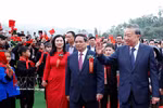 Students welcome Party General Secretary To Lam and Prime Minister Pham Minh Chinh to the ceremony (Photo: VNA)