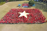 The festival’s most moving highlight is the moment when over 1,000 Vietnamese participants form a giant Vietnamese national flag. (Photo: VNA)
