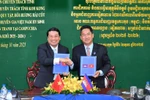 Le Trung Ho, Vice Chairman of the An Giang People’s Committee and head of the provincial special task board, and Hak Leng, Vice Governor of Koh Kong province and head of its special task board, at the signing ceremony. (Photo: VNA)