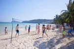 International tourists enjoy the "tropical paradise" Kem Beach in Phu Quoc. (Photo: Sun Group)