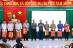 Prime Minister Pham Minh Chinh presents gifts to policy beneficiary families in De Gi commune. (Photo: VNA)