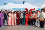 Vietnamese Minister Counsellor Nguyen Thi Thai Binh and Song Mun Yeong, director of the Seongnam multicultural family support centre, pose with Vietnamese brides and Vietnamese students in Seongnam during the 15th Global Harmony Festival. (Photo: VNA)