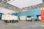Trucks line up to clear customs at Bac Luan II Bridge, Mong Cai International Border Gate. (Photo: VNA)