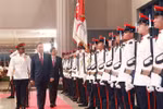 General Secretary of the Communist Party of Vietnam (CPV) Central Committee To Lam (first) and Singaporean Prime Minister and Secretary-General of the ruling People's Action Party (PAP) Lawrence Wong review the Guard of Honour of Singapore at the welcome ceremony on March 12. (Photo: VNA)