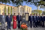 Party General Secretary To Lam (4th from left), his spouse, and a high-ranking Vietnamese delegation visit the statue of President Ho Chi Minh in the Asian Civilizations Museum (ACM), Singapore. (Photo: VNA)