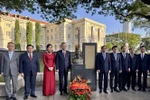 Party General Secretary To Lam (4th from left), his spouse, and a high-ranking Vietnamese delegation visit the statue of President Ho Chi Minh in the Asian Civilizations Museum (ACM), Singapore. (Photo: VNA)