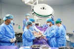 Doctors at Quang Ninh Provincial General Hospital during the organ transplant surgery. (Photo: VNA)