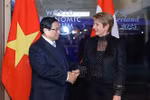 Prime Minister Pham Minh Chinh (left) and Swiss President Karin Keller-Sutter at their meeting in Davos on January 21 (Photo: VNA)