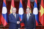 Party General Secretary To Lam (L) meets with Lao Prime Minister Sonexay Siphandone in Vientiane on December 1. (Photo: VNA)