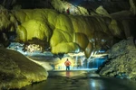 A tourist visits Va cave in the Phong Nha-Ke Bang National Park in Quang Binh province. (Photo: VNA)