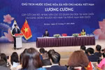 State President Luong Cuong speaks at the meeting with representatives of Vietnamese agencies and community in the southeastern region of the Republic of Korea (RoK) on November 1. (Photo: VNA)