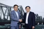 Deputy Prime Minister Ho Quoc Dung (R) and CEO of Switzerland-based FS Finance Suisse AG Roland Staub (Photo: VGP)