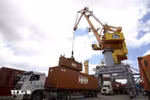 Handling cargo at Tan Vu port in Hai Phong city (Photo: VNA)