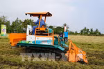 A machine that can spread fertiliser, handle straw and stubble, and plow. (Photo: VNA)