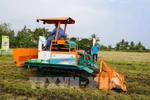 A machine that can spread fertiliser, handle straw and stubble, and plow. (Photo: VNA)