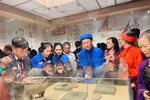Visitors look at artefacts displayed at the Hanoi Museum. (Photo: VNA)