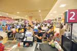 Shoppers at Aeon Mall Long Bien, Hanoi. (Photo: VNA)