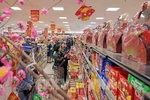 People shopping at a supermarket (Photo: VNA)