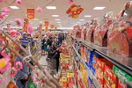 People shopping at a supermarket (Photo: VNA)