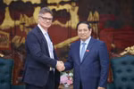 Prime Minister Pham Minh Chinh (R) welcomes Antoine Colin, HP Senior Vice President for Global Supply Chain Digital Transformation & Resilience (Photo: VNA)