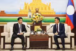 Acting Head of the Lao People's Revolutionary Party Central Committee (LPRPCC) Commission for External Relations Bounlua Phandanouvong receives Vietnamese Deputy Minister of Foreign Affairs Nguyen Manh Cuong (L) (Photo: VNA)