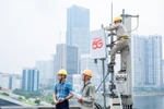 Viettel workers install a 5G base station. (Photo: VNA)