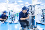 Workers are operating a robotic wafer conveyor assembly line in the semiconductor industry. (Illustrative image. Photo VNA)