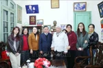 Politburo member and Permanent member of the Party Central Committee's Secretariat Tran Cam Tu (fourth, left) visits former Politburo member and former President of the Vietnam Fatherland Front (VFF) Central Committee Pham The Duyet. (Photo: VNA)