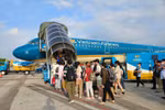 Passengers board a Vietnam Airlines flight (Photo: VNA)
