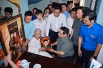 Prime Minister Pham Minh Chinh visits Heroic Vietnamese Mother Dao Thi Vui, aged 102, in Hai Lang commune, Quang Tri province (Photo: VNA)