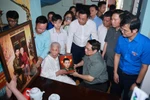 Prime Minister Pham Minh Chinh visits Heroic Vietnamese Mother Dao Thi Vui, aged 102, in Hai Lang commune, Quang Tri province (Photo: VNA)
