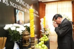 Party General Secretary and President of Laos Thongloun Sisoulith pays tribute to former State President Tran Duc Luong at the Vietnamese Embassy in Laos. (Photo: VNA)