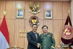 Vietnamese Deputy Minister of National Defence Sen. Lt. Gen. Hoang Xuan Chien (right) and Indonesian Defence Minister Sjafrie Sjamsoeddin at their meeting in Jakarta on September 18. (Photo: VNA)