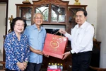 Chairman of the National Assembly Tran Thanh Man (R) visits and extends New Year greetings to the family of Truong My Hoa, former Vice President and former Vice Chairwoman of the National Assembly, in Ho Chi Minh City on January 25. (Photo: VNA)
